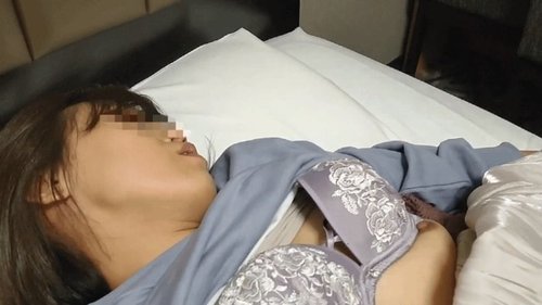 वॉलीबॉल माँ अजनबी से पसीना बहाकर गीली हुई
