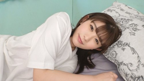 Copine de 19 ans secrètement jouit, squirting sur les draps dans sa première AV